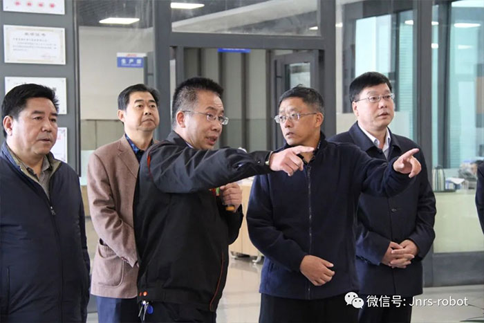 自治區(qū)黨委常委、紀(jì)委書記艾俊濤?一行參觀調(diào)研巨能機(jī)器人